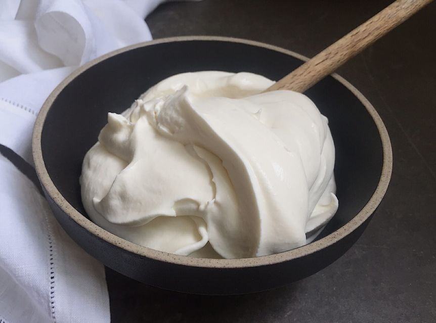 الفرق بين كريمة الطبخ وكريمة الخفق الكريمة كريش الفرنسية fraiche Crème fraiche