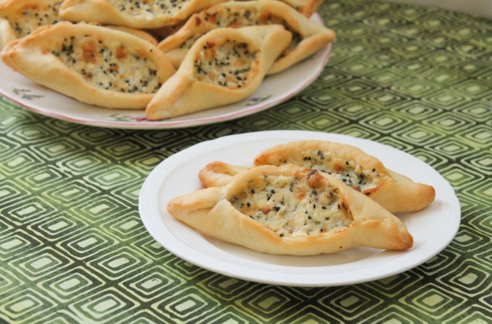 معجنات الجبنة مع حبة البركة والبقدونس