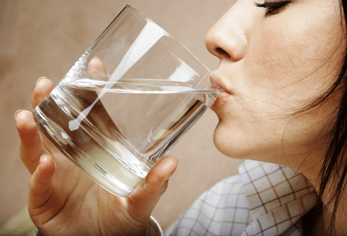 3 – لا تنس شرب المياه :