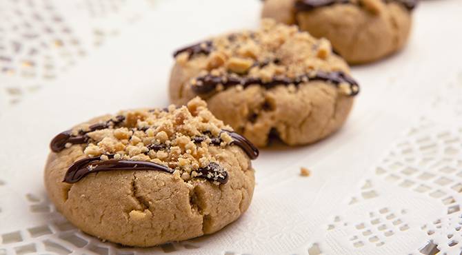 sm_s02_sh08_peanut_butter_cookies_dipped_with_crunchy_chocolate__img_0920_295006