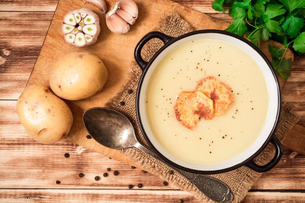 طريقة عمل شوربة البطاطس بالثوم https://food.ouklat.com/wp-content/uploads/2020/04/31e38d3d1028a0de46d2d70e7ca5c239335dcf26-5.jpg