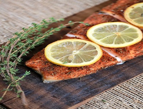 cedar-plank-salmon-lemon طريقة عمل سمك السلمون المشوي بالليمون
