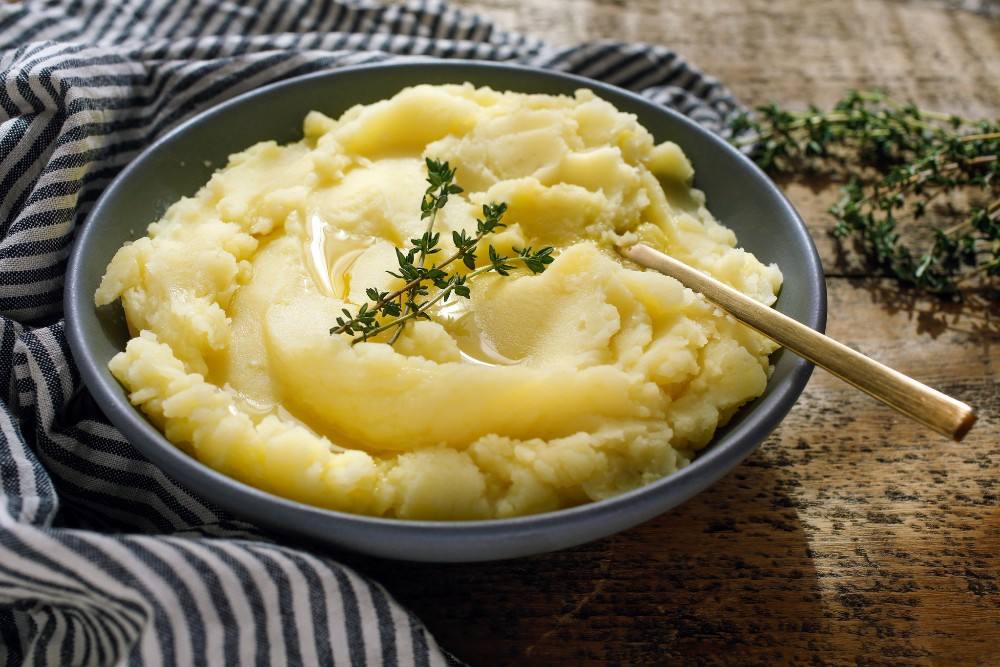 طريقة عمل البطاطس المهروسة بالزيت و الليمون https://food.ouklat.com/wp-content/uploads/2020/11/4c8c2a8be4b3566b14d824e829105d062bf68636-3.jpg