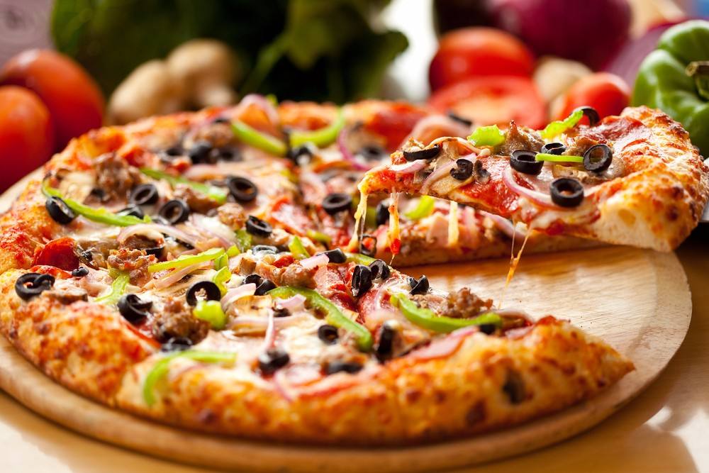 طريقة عمل بيتزا سوبر سوبريم الحارة https://food.ouklat.com/wp-content/uploads/2020/11/daec49aee4c39d376522de0594cfc4f51f0eb233-3.jpg