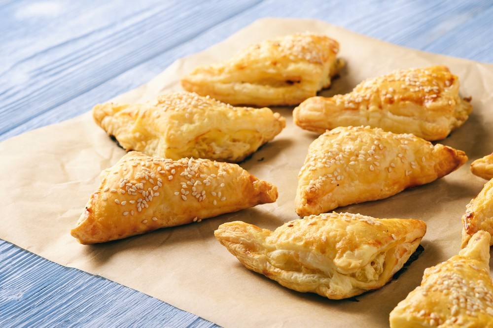 فطائر بخلطة البيتزا .. سهلة وسريعة https://food.ouklat.com/wp-content/uploads/2020/11/e0541d7c16225c8976a4174caca2b49db7a342b4-3.jpg