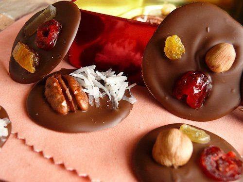 طريقة عمل شيكولاتة بالمكسرات https://food.ouklat.com/wp-content/uploads/2021/10/d7af9c43422d0372c8976ccb4d1d78e12baf7332-2.jpg